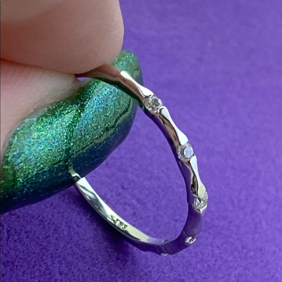 💛 Elegant 925 Silver Band with Crystal Accents - Picture 3 of 5